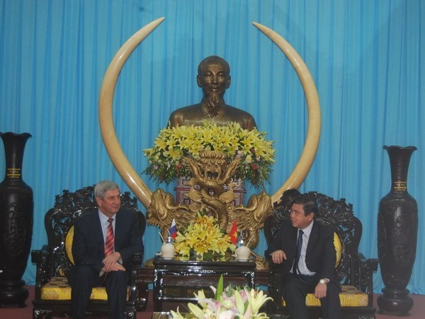 Russian Duma delegation visits Ben Tre  - ảnh 1